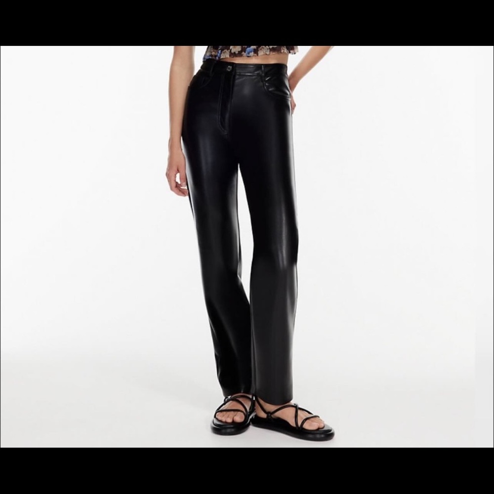 Aritzia Malenia pants size 6, short length